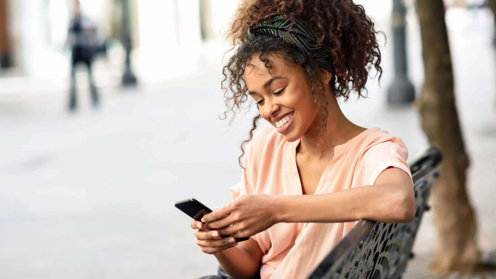 Person exploring state-by-state Lifeline provider and device availability